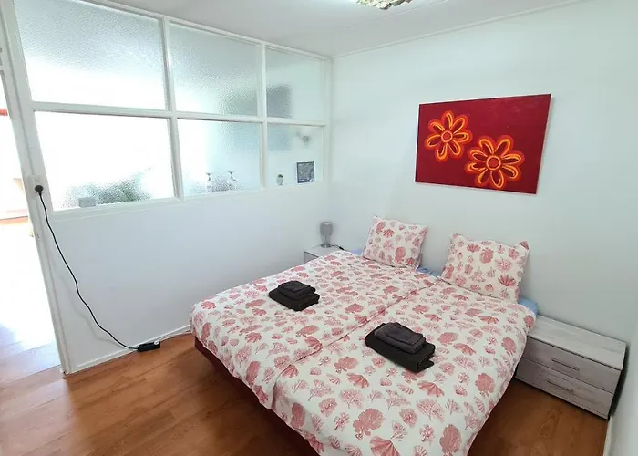 Roos アパートホテル