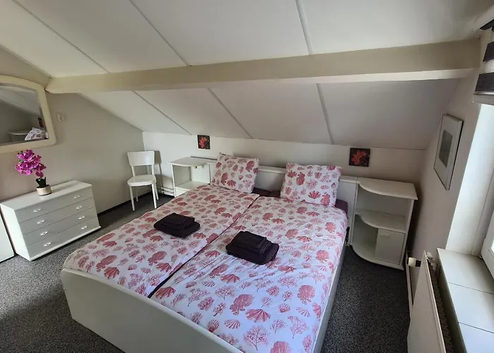 Roos アパートホテル